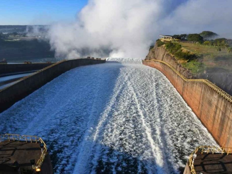La represa Itaipú vuelve a abrir sus compuertas para liberar caudal