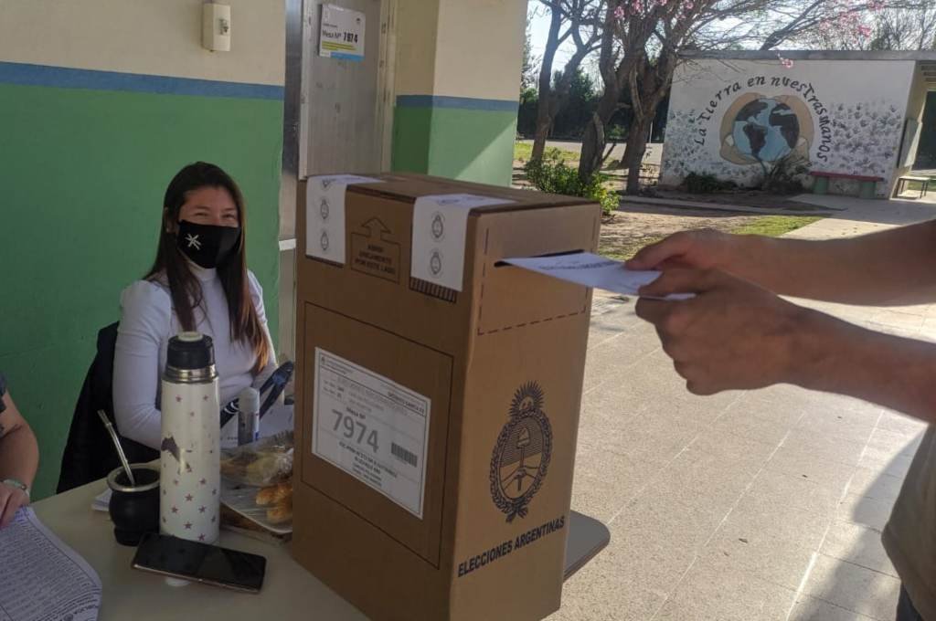 Los dos grandes frentes ordenaron los papeles para mayo