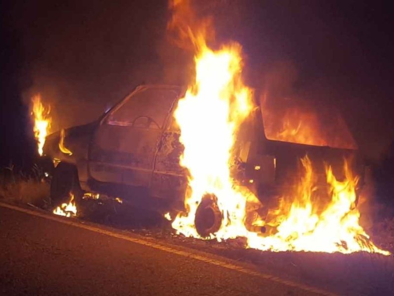 Un auto se incendió por completo y sus ocupantes lograron escapar