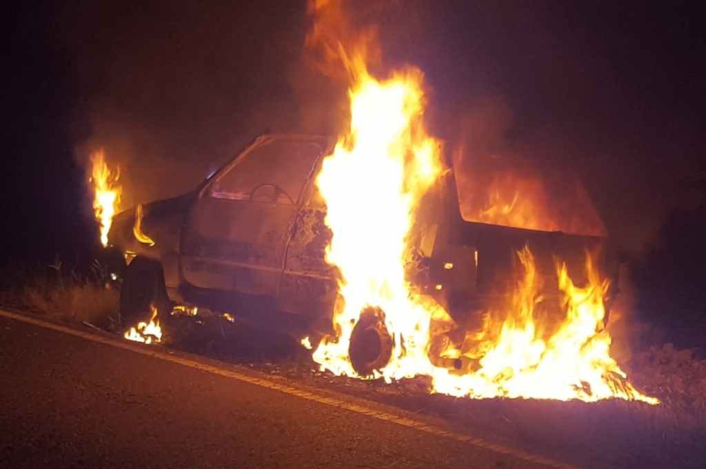 Un auto se incendió por completo y sus ocupantes lograron escapar