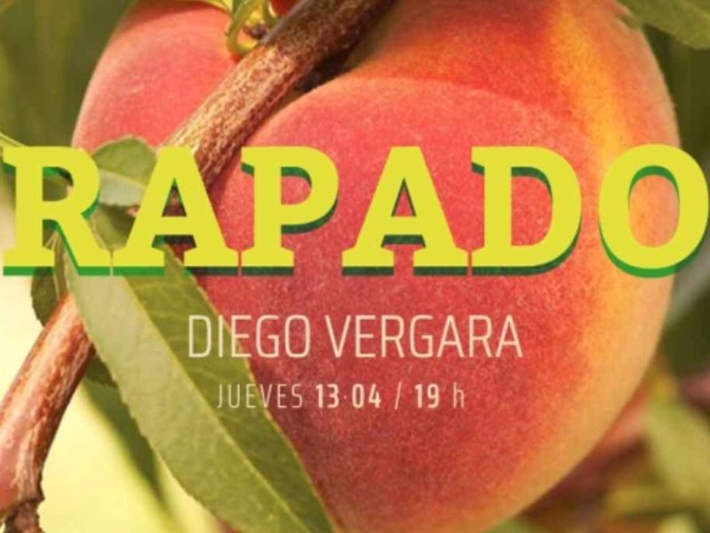 El acto de dibujar con lápices sobre hojas de papel