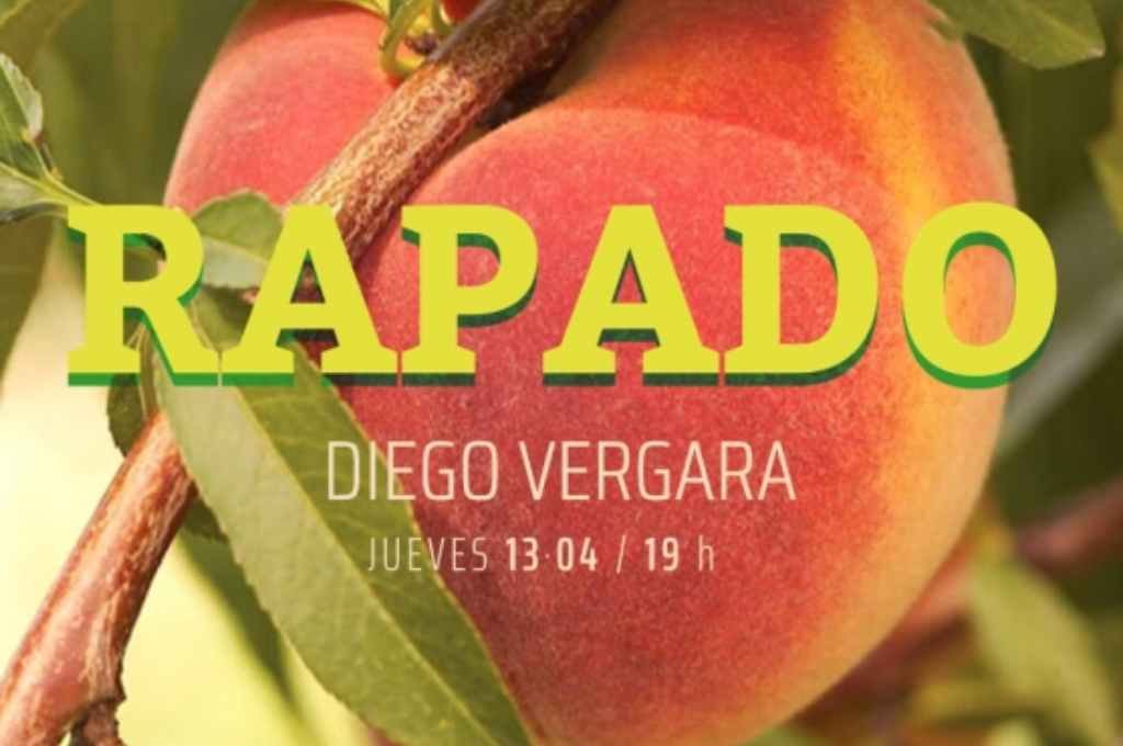 El acto de dibujar con lápices sobre hojas de papel