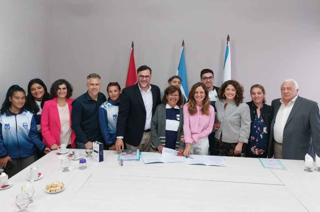 Vera: la ministra Tolosa Paz pasó por la ciudad para entregar subsidios por la sequía