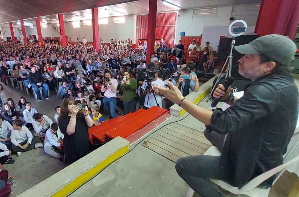 El actor Gastón Pauls brindó una charla sobre adicciones