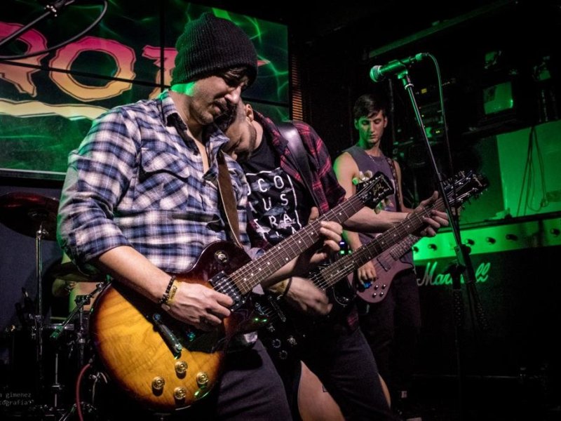 Suenan la dupla La Inefable y Brote a puro rock & roll en el Galpón 11