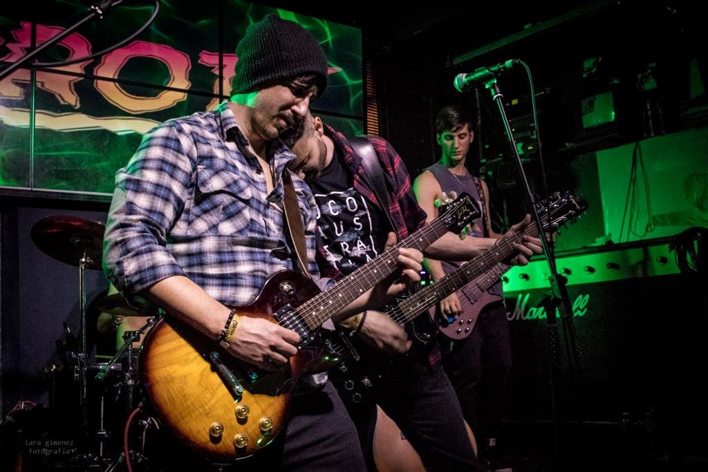 Suenan la dupla La Inefable y Brote a puro rock & roll en el Galpón 11
