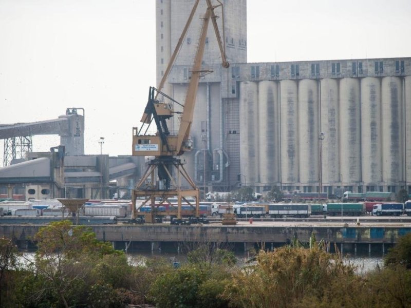 Sigue parado el puerto de Rosario por el conflicto con el sindicato de estibadores