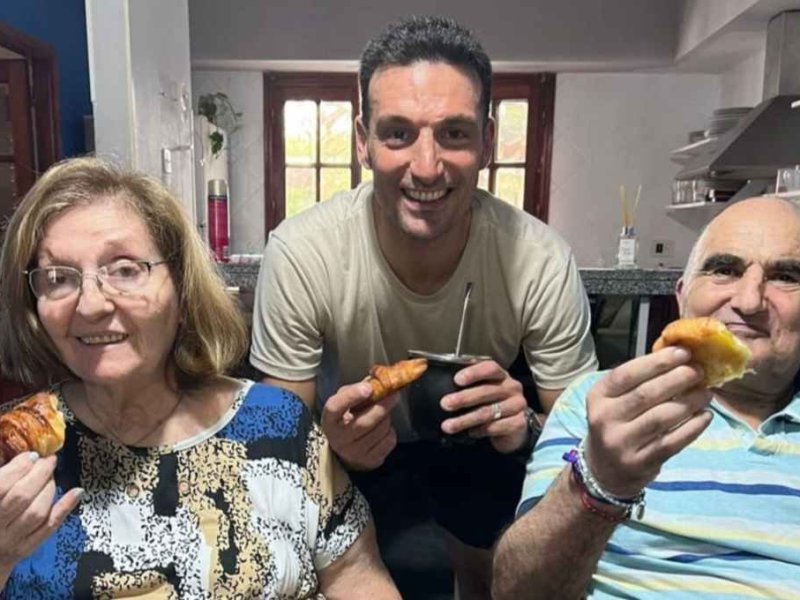 Lionel Scaloni volvió a Pujato y visitó a sus padres