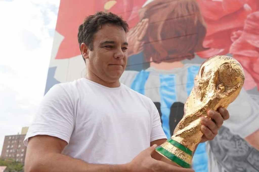 La copa del mundo «melliza» que paseó Lionel Messi pasó por Santa Fe