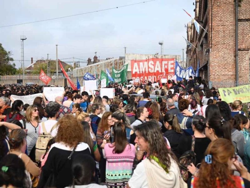 Los maestros mostraron su reclamo por seguridad con una marcha en Rosario