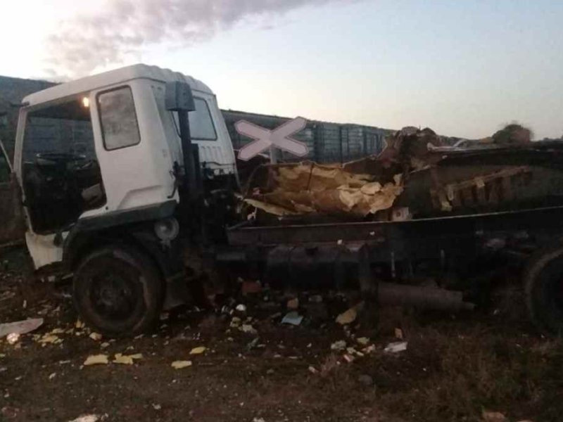 Un tren embistió a un camión y sus ocupantes sobrevivieron