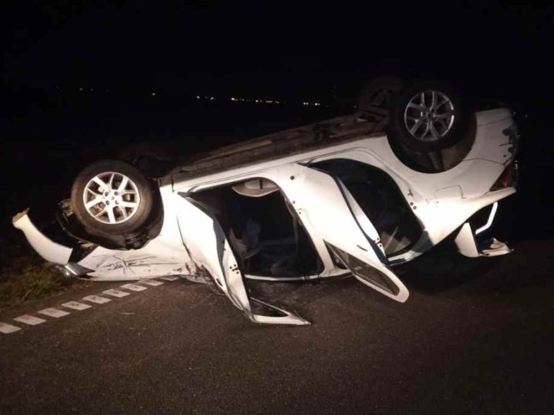 Volcaron por esquivar vacas en la autopista Santa Fe-Rosario