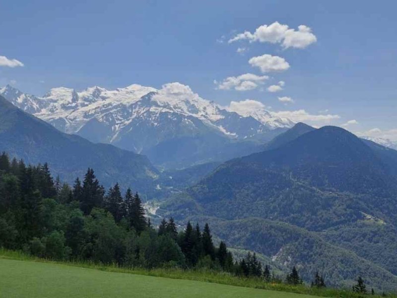 Un verense voló en parapente por los Alpes franceses