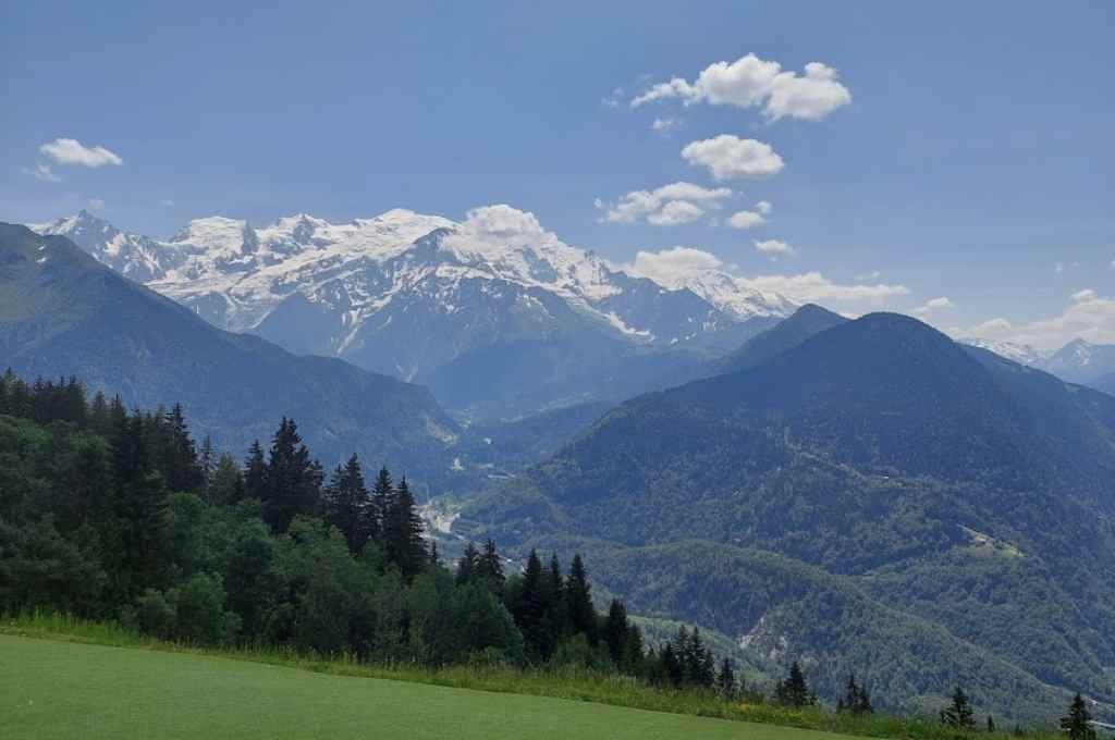 Un verense voló en parapente por los Alpes franceses