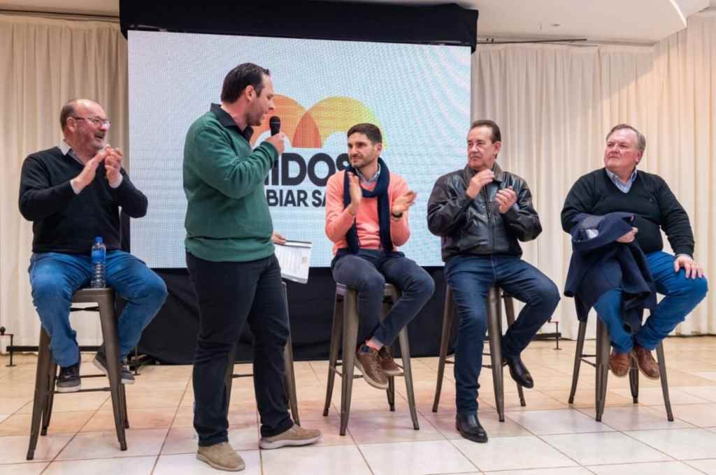 En Villa Ocampo, al candidato Pullaro le pidieron terminar las obras públicas