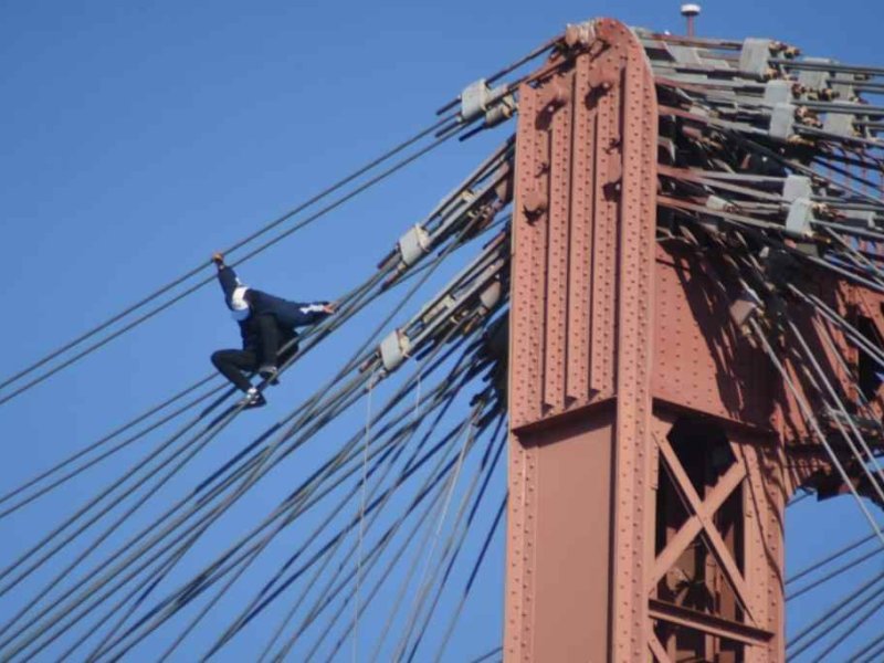 Santa Fe ciudad: horas de tensión en el Puente Colgante por una persona subida a una de las torres