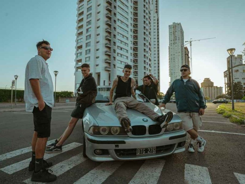 La banda groovera Calíope Family abre fronteras, firmó con Warner y presenta su disco