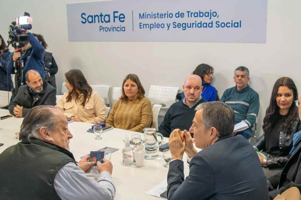 Los gremios de Santa Fe darán el jueves su respuesta a la propuesta salarial estatal