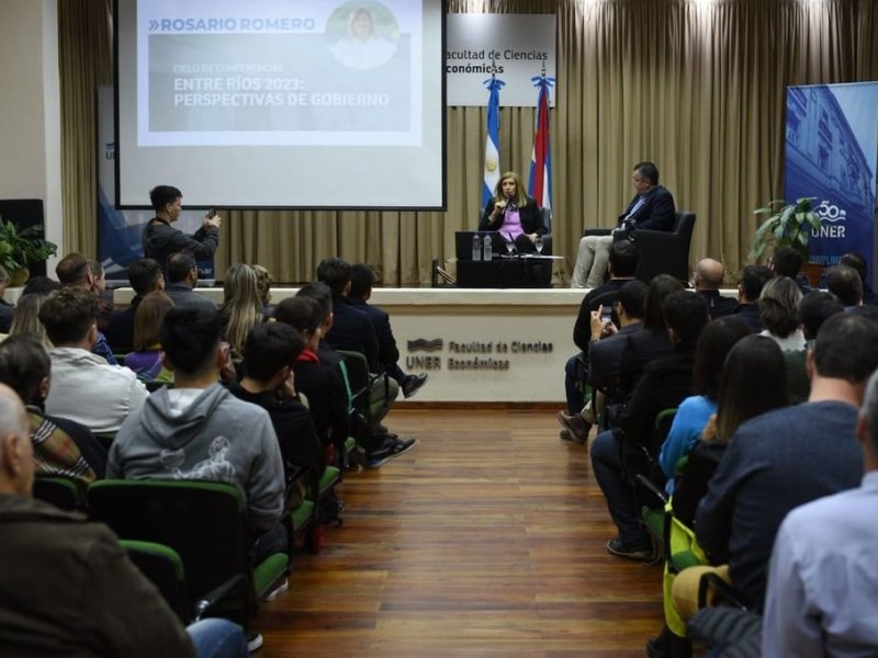 Rosario Romero presentó sus ejes de gobierno ante estudiantes universitarios
