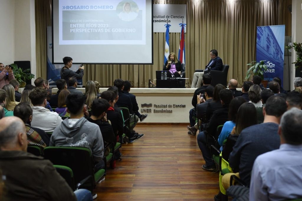 Rosario Romero presentó sus ejes de gobierno ante estudiantes universitarios