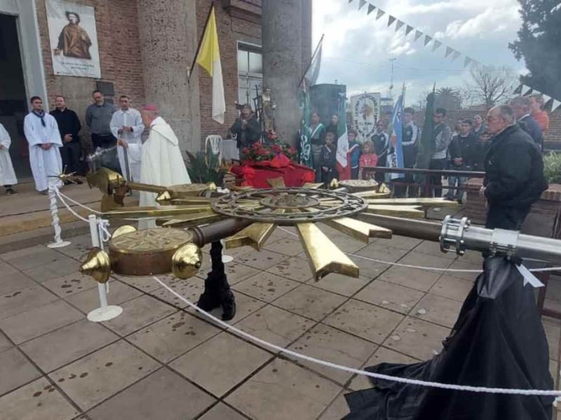 El Trébol: bendijeron la cruz nueva de la parroquia San Lorenzo Mártir