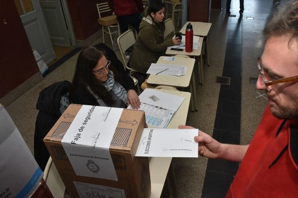 Cerraron los comicios en gran parte del país, pero en CABA siguen las demoras