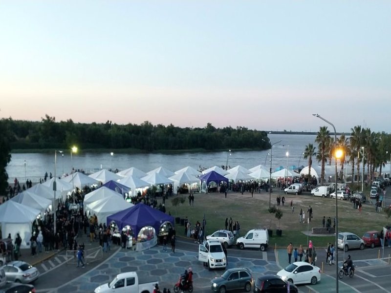 La feria de artesanos y emprendedores acompañará a Paraná Lee