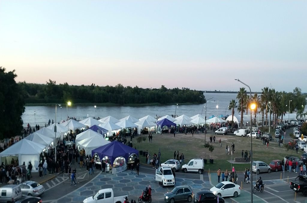 La feria de artesanos y emprendedores acompañará a Paraná Lee