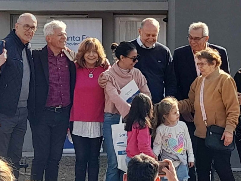 El gobernador Perotti entregó viviendas y escrituras en San Javier