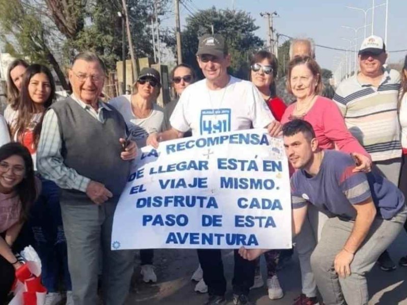 Un docente que se jubiló caminó 40 kilómetros como agradecimiento