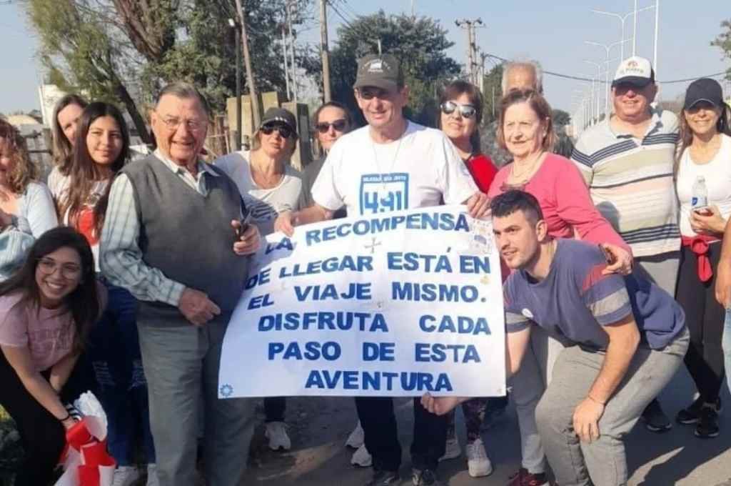 Un docente que se jubiló caminó 40 kilómetros como agradecimiento