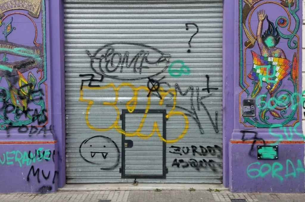Pintadas contra la comunidad lésbica en Rosario