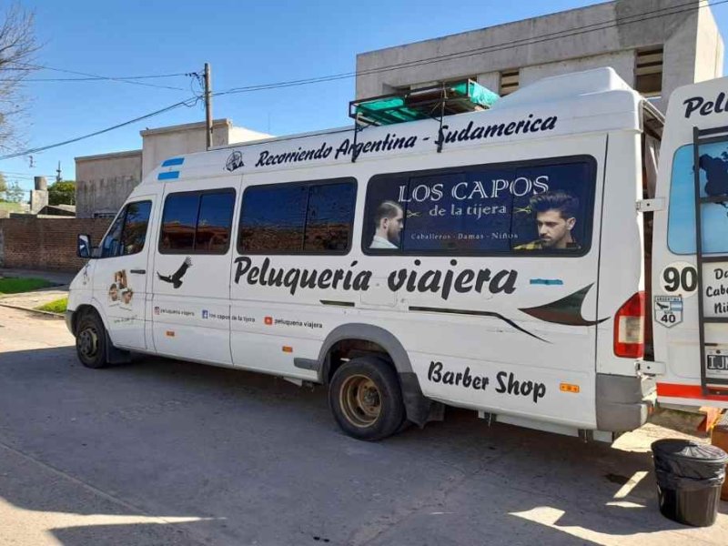 El peluquero viajero que lleva su arte por toda Argentina