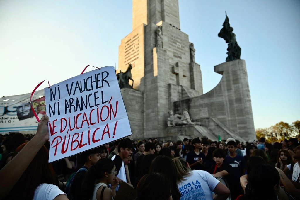 «Ni voucher ni arancel»: docentes y alumnos marcharon en Rosario por la educación pública