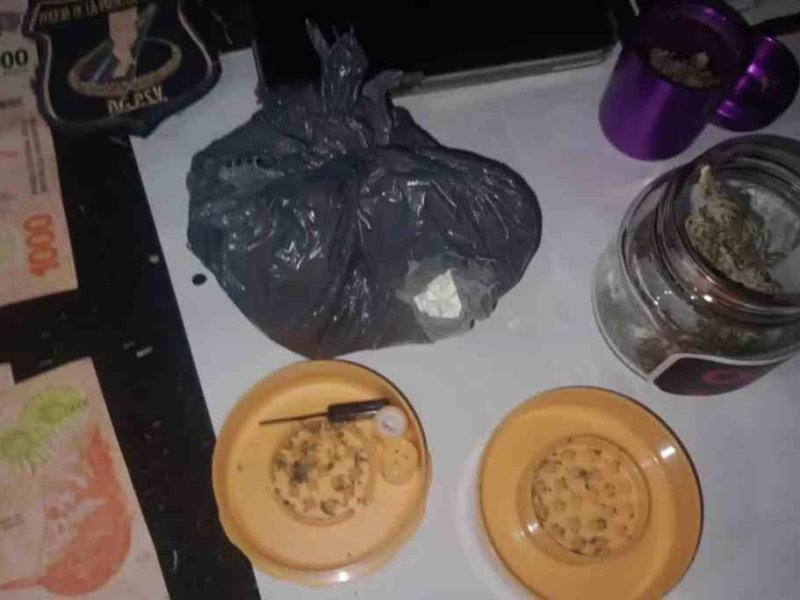 Secuestraron cocaína, marihuana, pesos y dólares en Sauce Viejo
