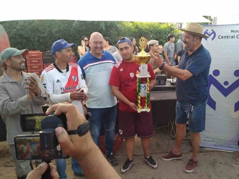 Concurso de juntadores de frutillas: Coronda homenajeó a los trabajadores del surco