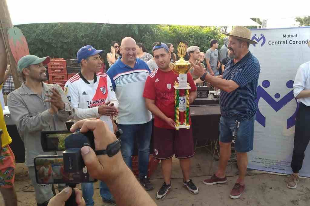 Concurso de juntadores de frutillas: Coronda homenajeó a los trabajadores del surco