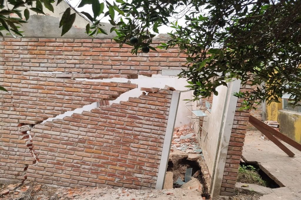 Reclaman medidas urgentes por un socavón que afecta a la Escuela Nº 362 de Matilde