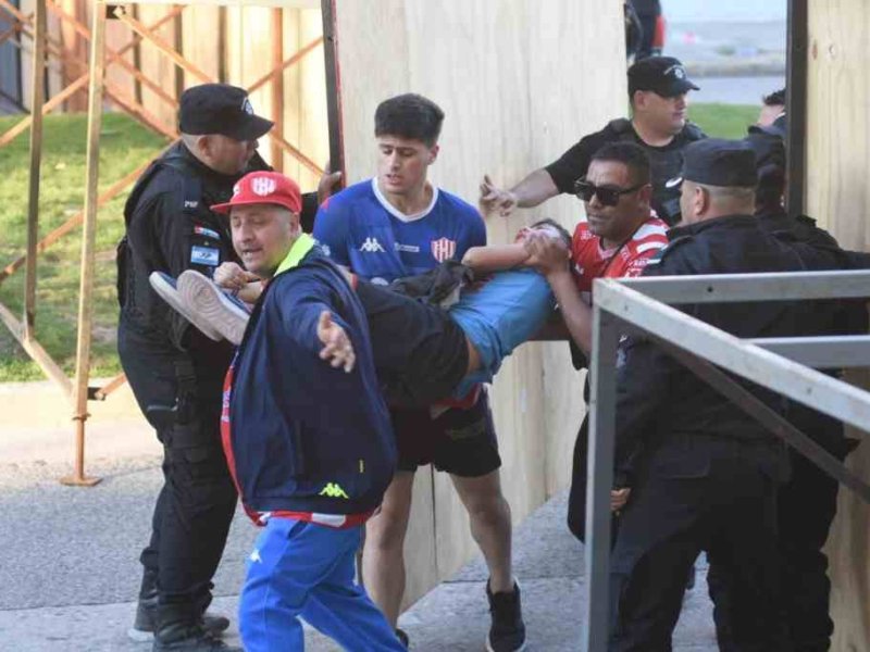 Incidentes entre hinchas y la policía después del partido de Unión