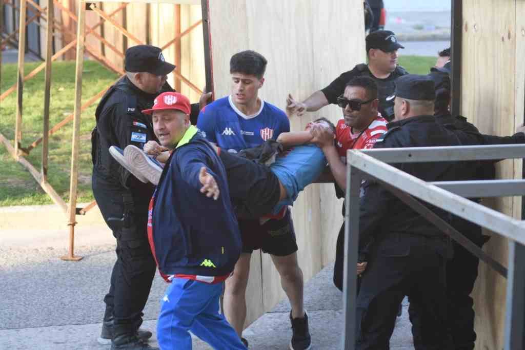 Incidentes entre hinchas y la policía después del partido de Unión