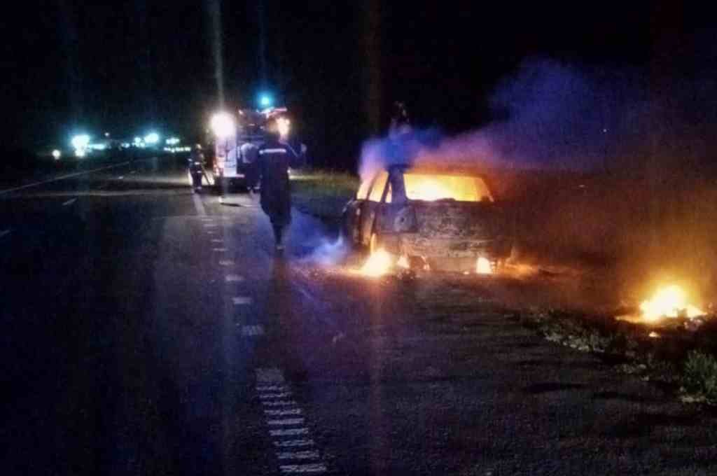 Un auto se incendió en la autopista Santa Fe-Rosario y otro chocó contra un árbol