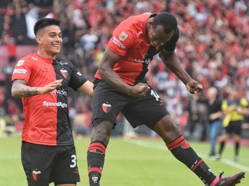 Colón, con su «Jugador 12», ganó y está más vivo que nunca