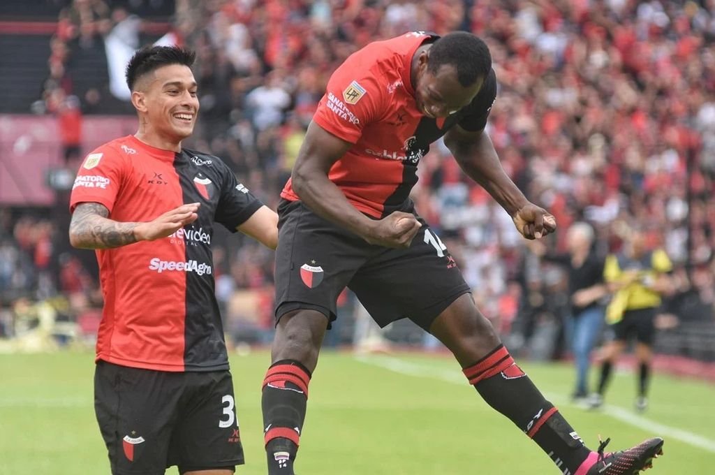 Colón, con su «Jugador 12», ganó y está más vivo que nunca