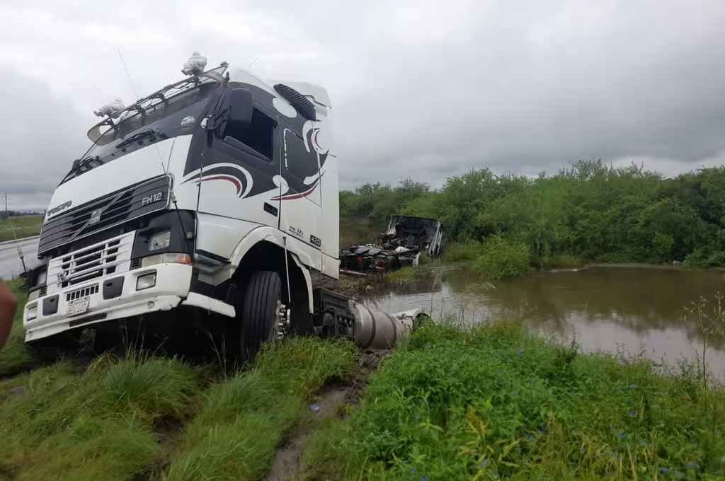 Ruta 11: dos camiones se fueron a un zanjón