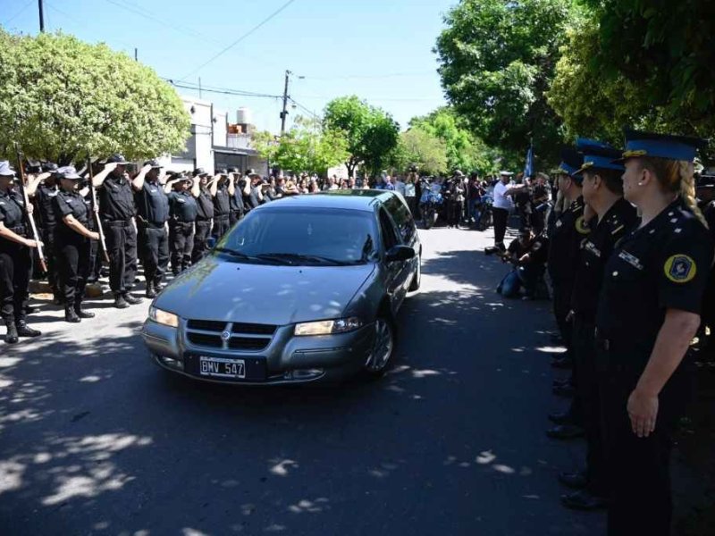 Rosario: gran presencia de efectivos en el entierro del policía asesinado en el hospital Provincial