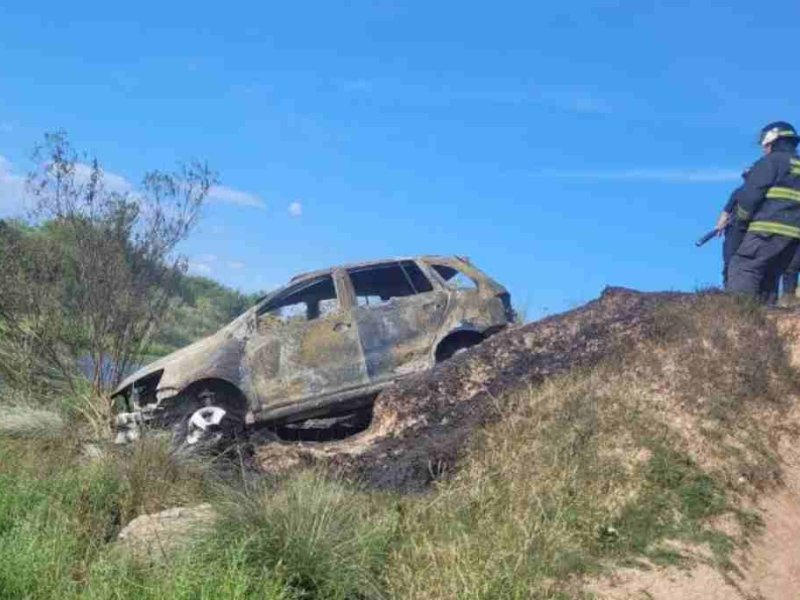 Encontraron un cuerpo dentro de un auto quemado al lado de la autopista Rosario-Córdoba
