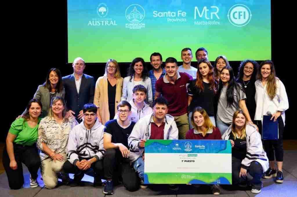 Escuela del centro-oeste de Santa Fe recicla silobolsas y los transforma en ropa de trabajo
