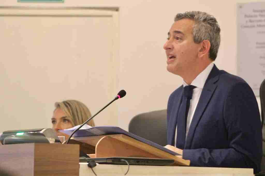 Javkin defendió la tasa para bacheo que saldrá de los precios de los combustibles