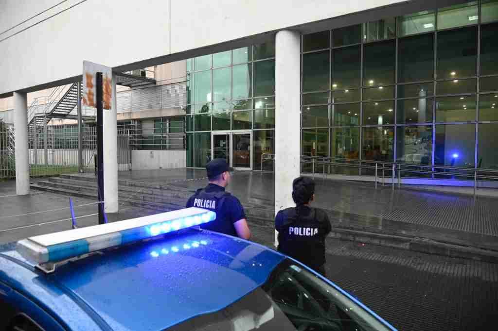 Rosario: balearon dos instituciones y dejaron amenazas contra el gobernador Pullaro