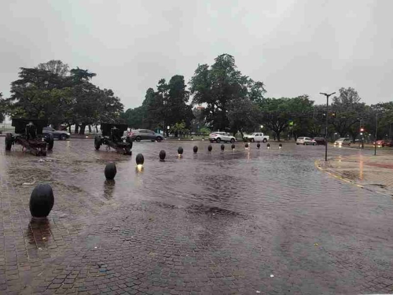 Día de lluvia y tránsito complicado en Rosario